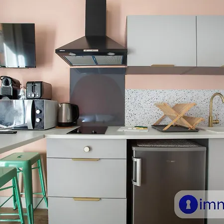 Charming Air-conditioned With Balcony Appartement *
