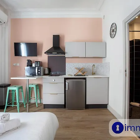 Charming Air-conditioned With Balcony Apartament