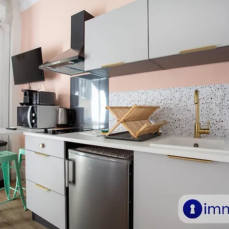 Apartament Charming Air-conditioned With Balcony